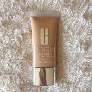 Clinique Matte Oil-free Foundation in “Alabaster”